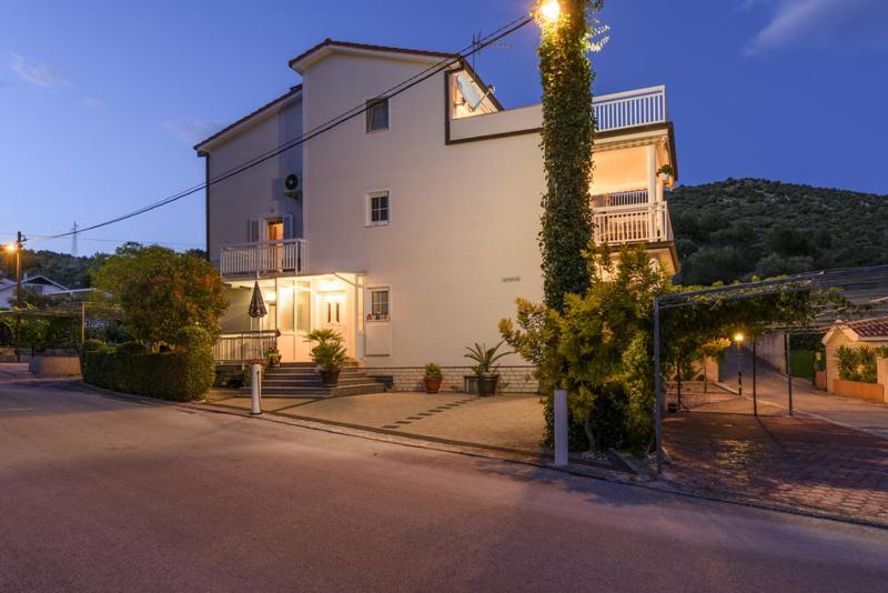 Apartments Luka - Trogir, Marina 150M From The Beach 外观 照片